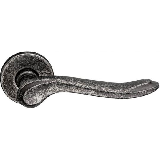 kovova klindenka dvere dverna klindenka kovanna kov cerny rustikalny country lameridiana interierovy dizajn balaton renovacia.jpg